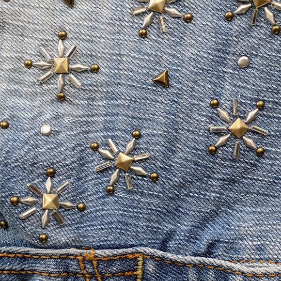 ☀️Hollister EUC Starburst distressed jean shorts 28W Junior 7 blue cutoffs - Picture 3 of 13